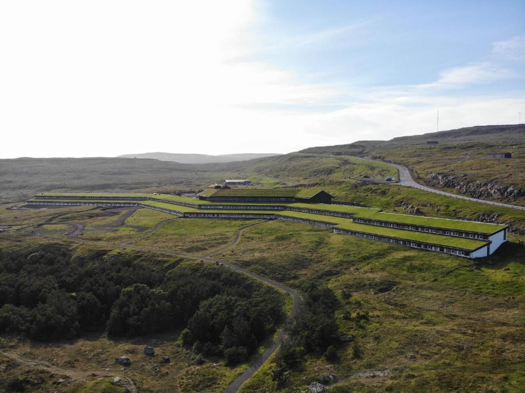 Luftfoto af det græsklædte Hotel Føroyar i Tórshavn